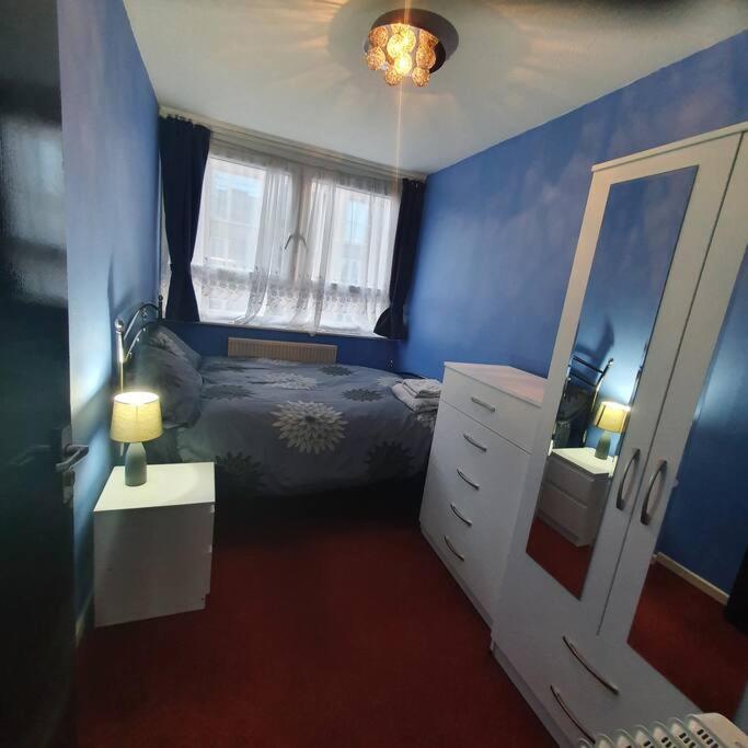 3beds Family Friendly In With Good Transport Links Apartment *