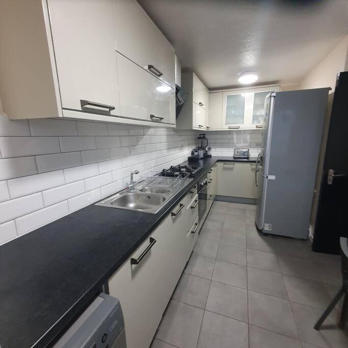 3beds Family Friendly In With Good Transport Links Apartment