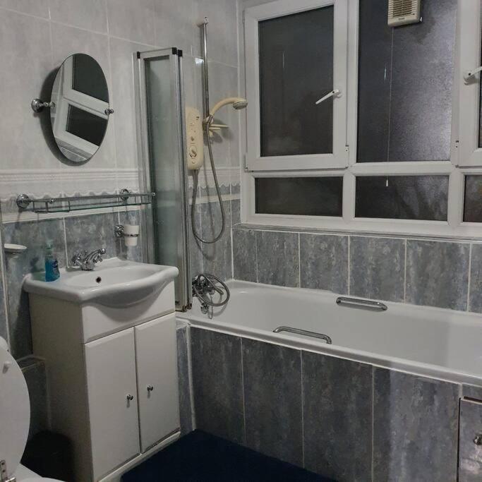 3beds Family Friendly In With Good Transport Links Apartment *
